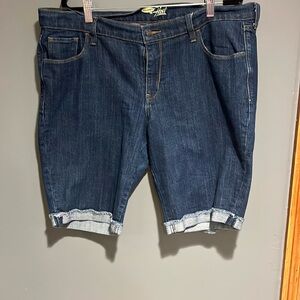 Old navy the flirt Bermuda jeans, short size 16